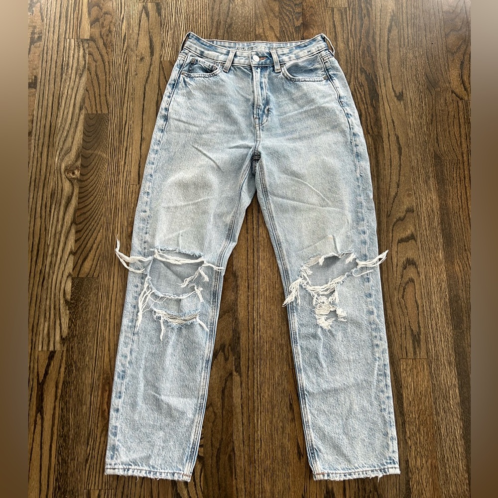 American Eagle Light Blue Wash Ripped Mom Jeans Size 4